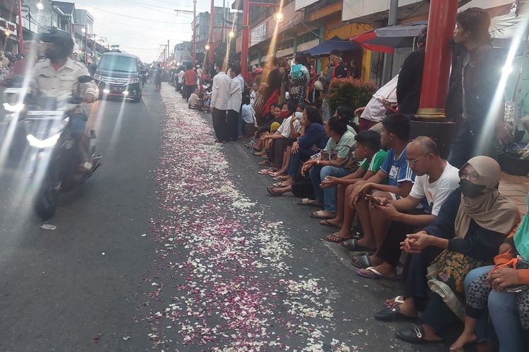 Warga Kabupaten Semarang menabur bunga untuk biksu yang melakukan ritual thudong