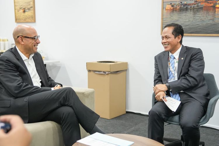 Menteri LH, Hanif Faisol Nurofiq, dan Executive Secretary, Simon E Stiell, saat COP30. 