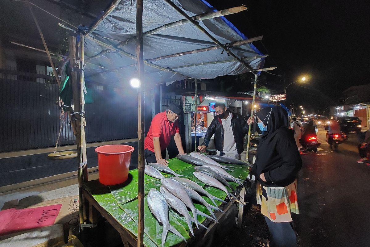 Safii (60), memilih berdagang ikan bandeng di Rawa Belong setahun sekali setiap menjelang Imlek, Jumat (28/1/2022).