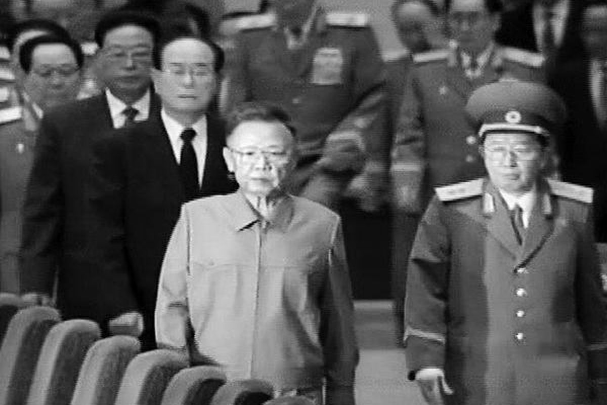 Pemimpin Korea Utara Kim Jong Il (tengah), Rabu (8/7), tiba di sebuah lokasi di Pyongyang untuk memperingati 15 tahun kematian Kim Il Sung, ayahnya yang juga pendiri negara Korea Utara.