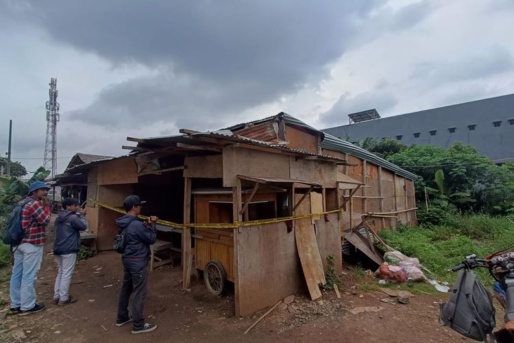 Kantin proyek Kampung Peusar sudah diberi garis polisi karena menjadi Tempat kejadian perkara (TKP) penganiayaan dan pembunuhan terhadap tiga korban yakni S, N dan T pada sekitar pukul 02.40 WIB, Rabu (1/3/2023).