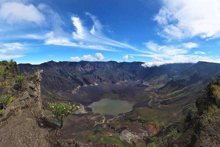 Kawah Gunung Tambora di Pulau Sumbawa, Nusa Tenggara Barat (NTB), Kamis (6/4/2023).