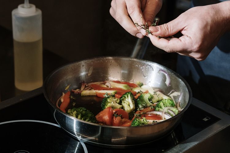 Wajan Stainless Steel Selalu Bikin Makanan Lengket? Begini Cara Pakainya
