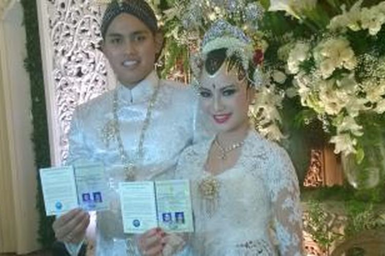 Artis peran Chacha Frederica dan suaminya, Dico Ganinduto, diabadikan usai menggelar acara akad nikah di Hotel Fairmont, Senayan, Jakarta Pusat, Minggu (23/8/2015).