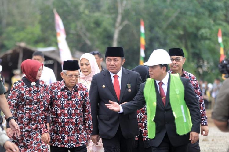 Gubernur Sumatera Selatan (Sumsel) H Herman Deru mendampingi Wakil Presiden (Wapres) Republik Indonesia (RI) KH Ma'ruf Amin meninjau Bedah Rumah bagi keluarga berisiko stunting di Desa Rimba Balai, Kabupaten Banyuasin, Palembang, Sumsel, Kamis (6/7/2023).