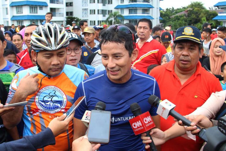 Wakil Gubernur DKI Jakarta, Sandiaga Uno saat menghadiri hari bebas kendaraan bermotor atau car free day (CFD) di jalan layang non tol (JLNT) Antasari, Jakarta, Minggu (14/01/2018). Kegiatan yang dinamakan Antasari Sky Sports ini berlangsung pada pukul 06.00-10.00 WIB.