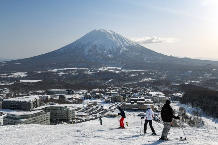 Pegunungan Hokkaido yang diselimuti salju