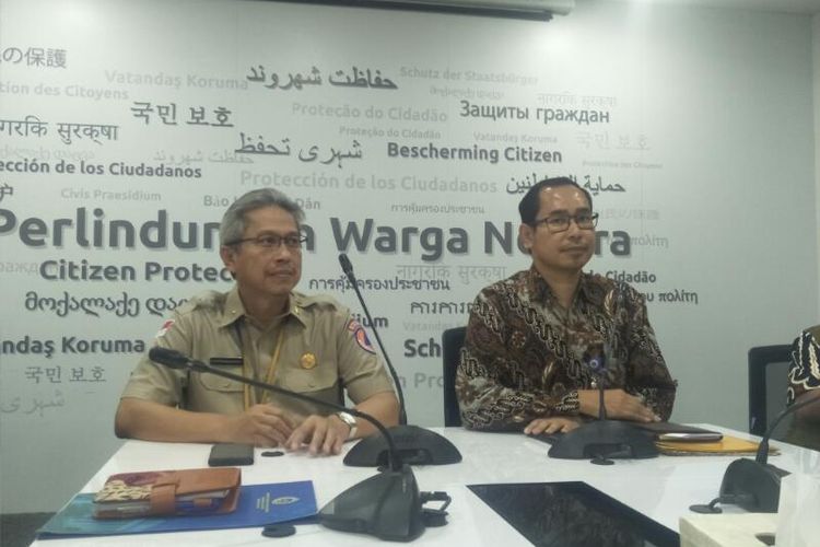 Direktur Perlindungan WNI dan BHI Kementerian Luar Negeri Judha Nugraha bersama Kepala Biro Hukum Organisasi dan Kerjasama BNPB Zaherman Muabezidi Usai Menandatangani Berita Acara Penyerahan Bantuan Masker untuk WNI di China, di Kantor Kementerian Luar Negeri, Jakarta Pusat, Rabu (29/1/2020)