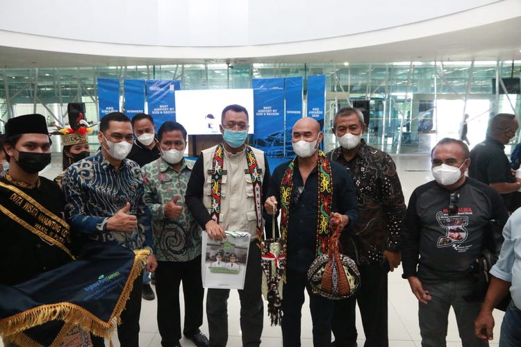 Gubernur Nusa Tenggara Timur (NTT) Viktor Laiskodat saat tiba di Bandara Sepinggan, Kalimantan Timur (Kaltim) membawa tanah dan air ke ibu kota negara (IKN), Minggu (13/3/2022).