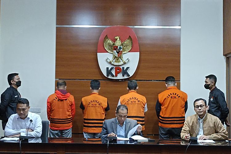 Komisi Pemberantasan Korupsi (KPK) menetapkan Wali Kota Bandung, Jawa Barat, Yana Mulyana dan lima orang lainnya sebagai tersangka dugaan suap, Minggu (16/4/2023).