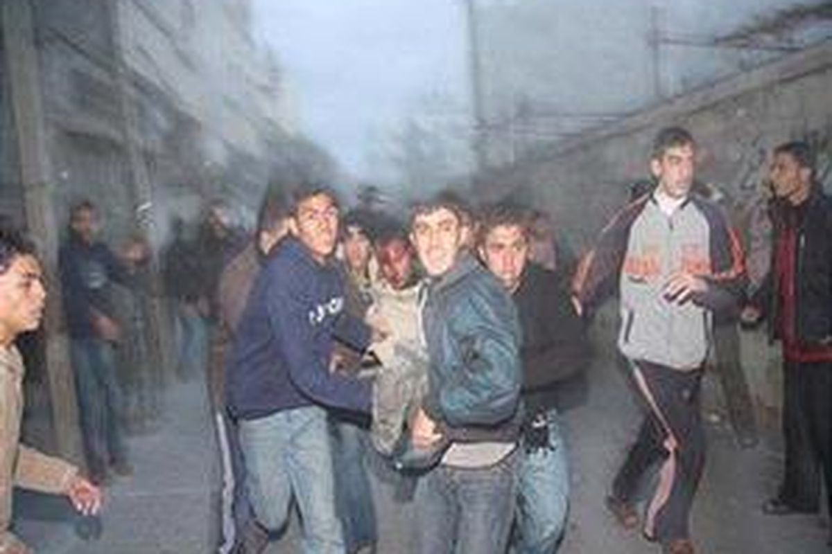 Warga Kota Gaza, Palestina membopong korban luka akibat serangan Isreal ke Jalur Gaza, Senin (29/12).  