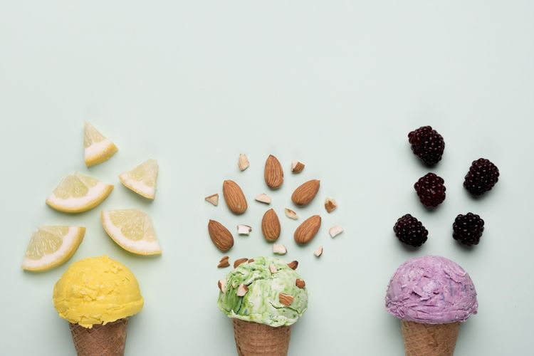 Ilustrasi es krim cone dengan berbagai jenis rasa.