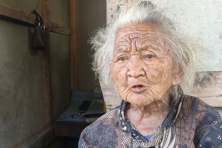 Suparni (96) asal Pedukuhan Sadang, Kalurahan Tanjungharjo, Kapanewon Nanggulan, Kabupaten Kulon Progo, Daerah Istimewa Yogyakarta