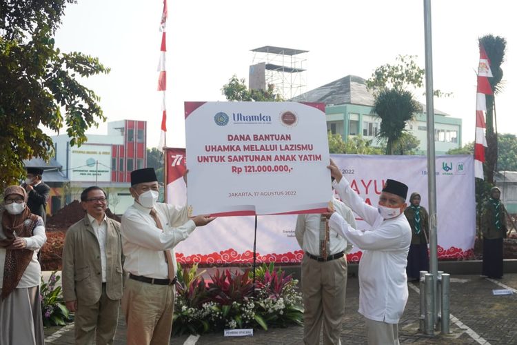 Uhamka memberikan santunan kepada 1.000 anak yatim pada upacara bendera peringatan HUT ke-77 Republik Indonesia pada Rabu, 17 Agustus 2022.