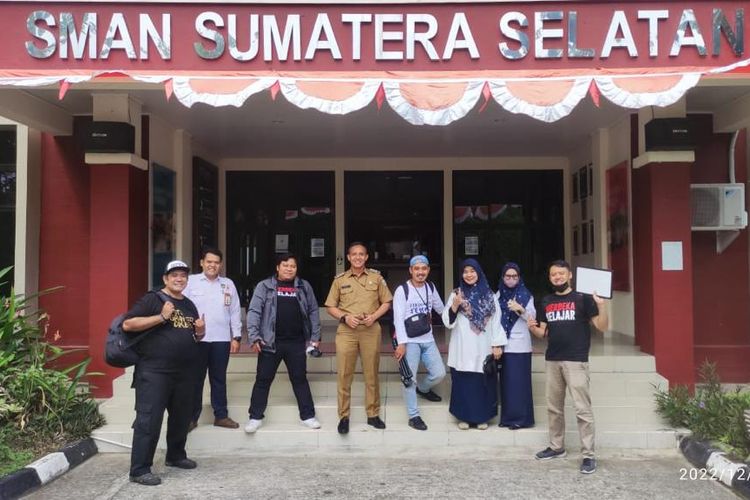 Kepsek SMAN Sumatera Selatan, Iswan Djati Kusuma melakukan foto bersama dengan pegawai Kemendikbud Ristek di SMAN Sumatera Selatan, Selasa (6/12/2022).