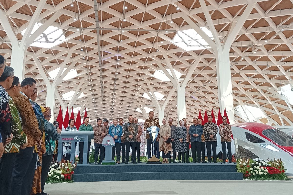 Presiden Joko Widodo saat meresmikan operasional Kereta Cepat Jakarta-Bandung (KCJB) di Stasiun Kereta Cepat Halim, Jakarta Timur, Senin (2/10/2023).