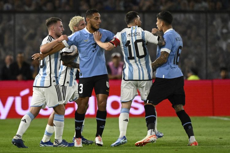 Pemain Argentina, Alexis Mac Allister, Rodrigo de Paul, dan Lionel Messi terlibat adu argumen dengan beberapa pemain Uruguay. Laga Argentina vs Uruguay dalam jadwal Kualifikasi Piala Dunia 2026 bergulir di Stadion Alberto J. Armado pada Jumat (17/11/2023).