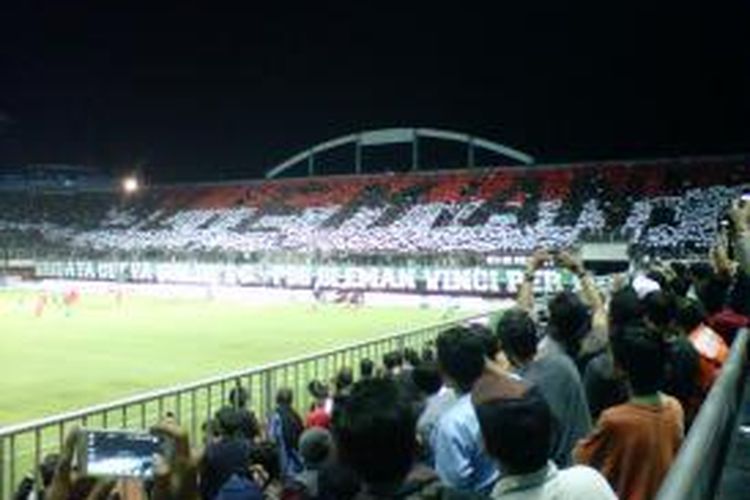 Suporter Sleman BCS membuat koreografi bertuliskan Sleman saat pertandingan Timnas U-19 Vs PSS Sleman di Stadion Maguwoharjo, Senin (3/2/2014).