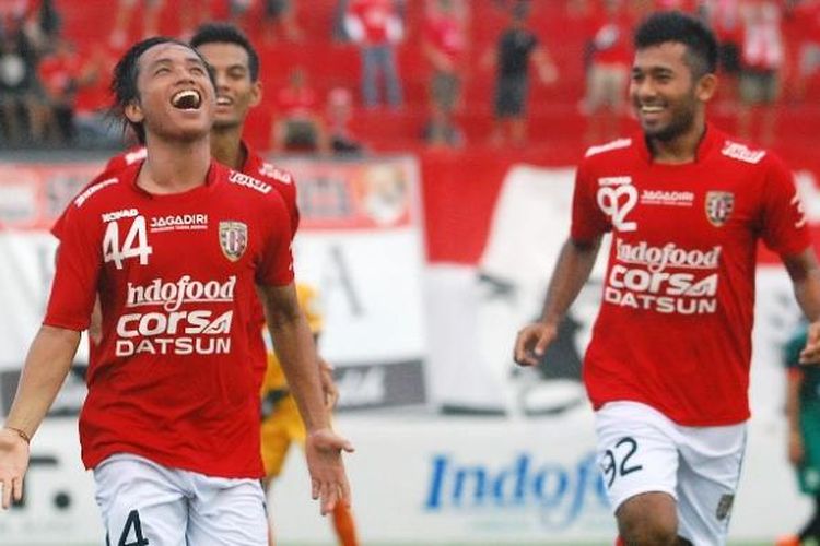 Gelandang Bali United, I Gede Sukadana, meluapkan kegembiraannya seusai mencetak gol ke gawang PSS Sleman, Selasa (23/2/2016). 