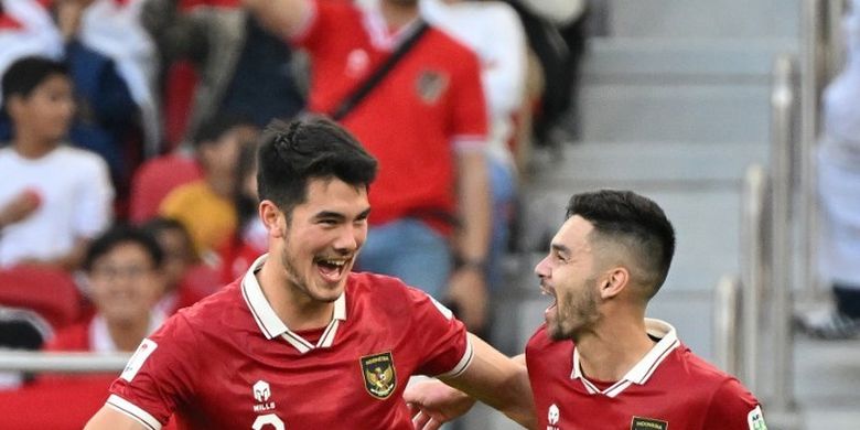 Pemain timnas Indonesia, Elkan Baggott dan Sandy Walsh, berselebrasi dalam lanjutan Piala Asia 2023 antara Indonesia vs Jepang di Stadion Al-Thumama pada 24 Januari 2024. Terkini, Elkan Baggott resmi bergabung dengan Blackpool.