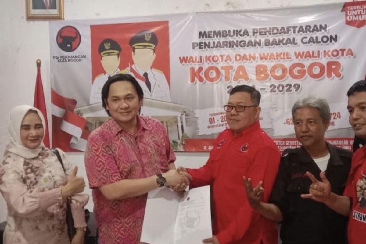 Pengacara Farhat Abbas resmi mencalonkan diri sebagai Bakal Calon (balon) Wali Kota Bogor 2024 melalui PDI Perjuangan pada Kamis (18/4/2024).