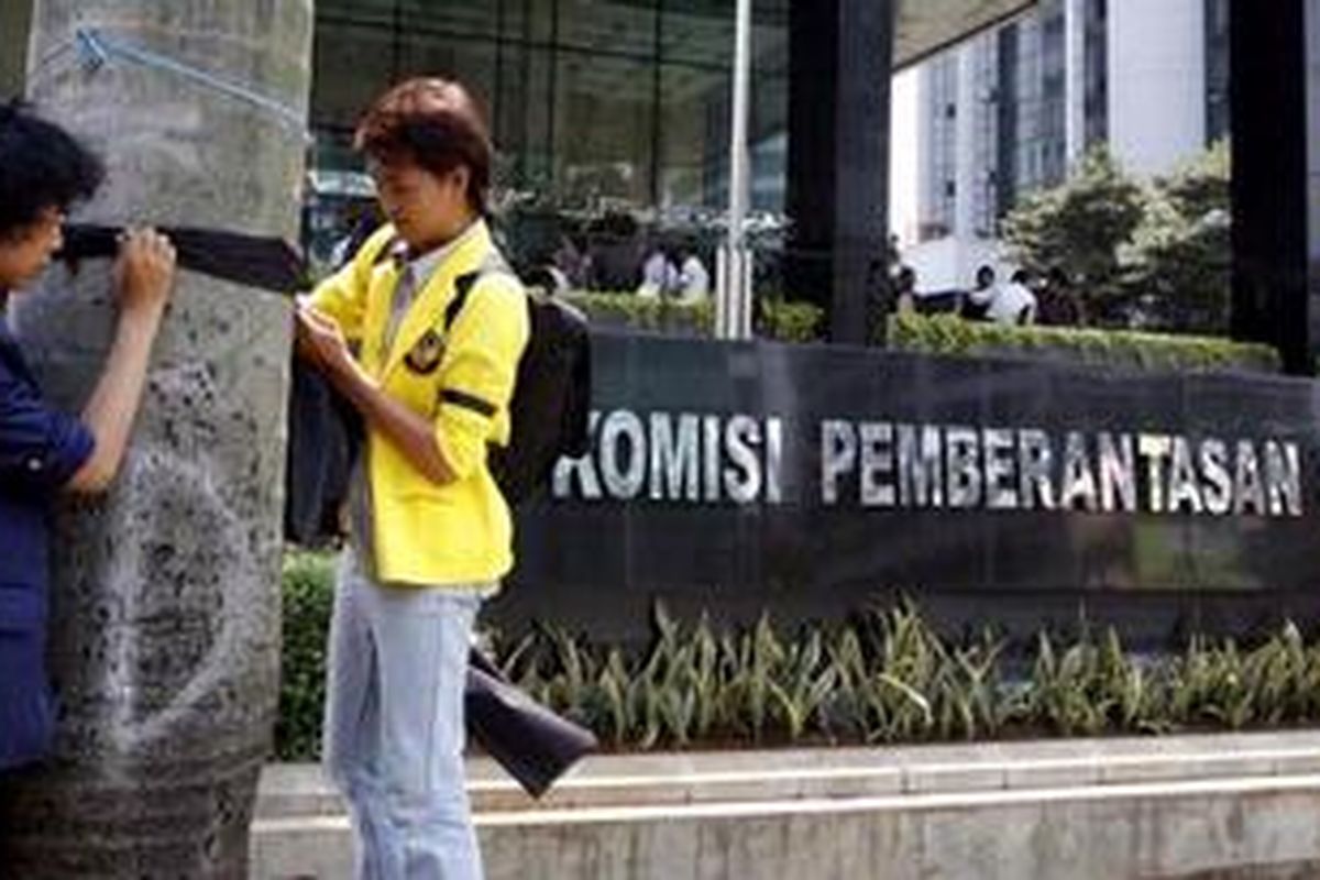 Mahasiswa yang tergabung dalam Liga Mahasiswa Nasional untuk Demokrasi (LMND) mengikatkan kain hitam pada pohon di depan Gedung Komisi Pemberantasan Korupsi (KPK), Jakarta Selatan, Senin (2/10/2009). 