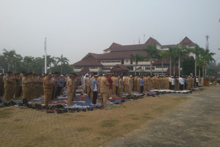 Ratusan Aparatur Sipil Negara (ASN) saat menggelar shalat istisqa atau shalat minta hujan di halaman kantor gubernur Kepulauan Bangka Belitung, Senin (23/9/2019).