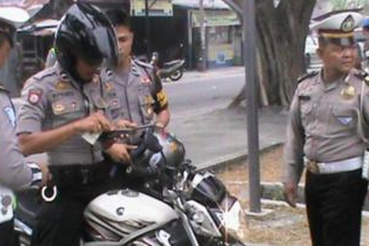 Satlantas dan Provost Polres Karimun, Provinsi Kepulauan Riau memeriksa kelengkapan surat-surat dan fisik kendaraan anggota polisi dalam Operasi Zebra, Jumat (23/10/2015).