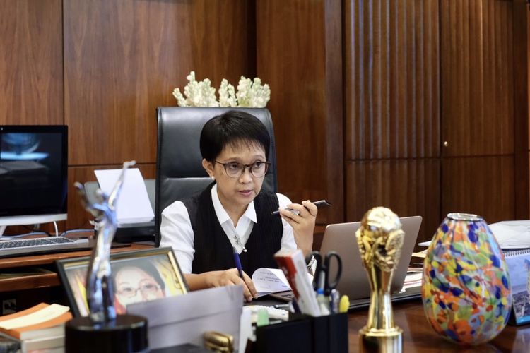 Indonesia's Foreign Minister Retno Marsudi held a phone call with her Ukrainian counterpart Dmytro Kuleba on Tuesday, April 26. 