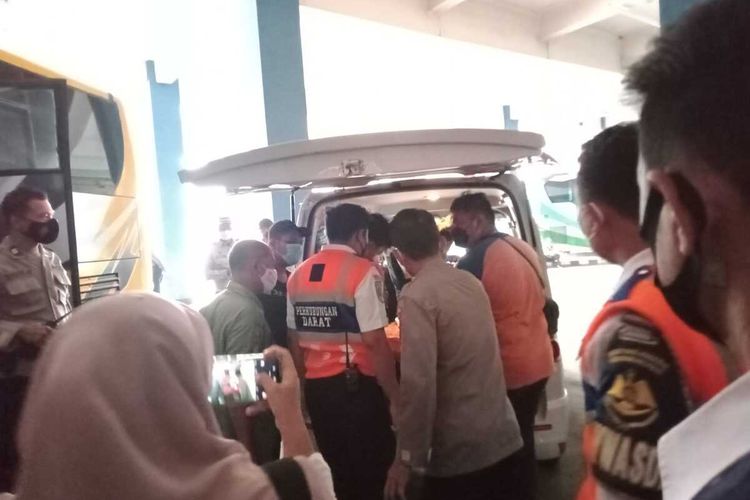 Proses evakuasi pemudik asal Bandung di Terminal Tirtonadi Solo, yang meninggal dunia