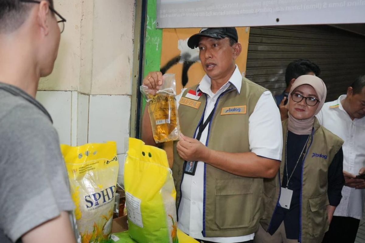 Sidak Pasar Jakarta, Dirut Bulog Pastikan Stok Minyakita Aman dan Sesuai HET