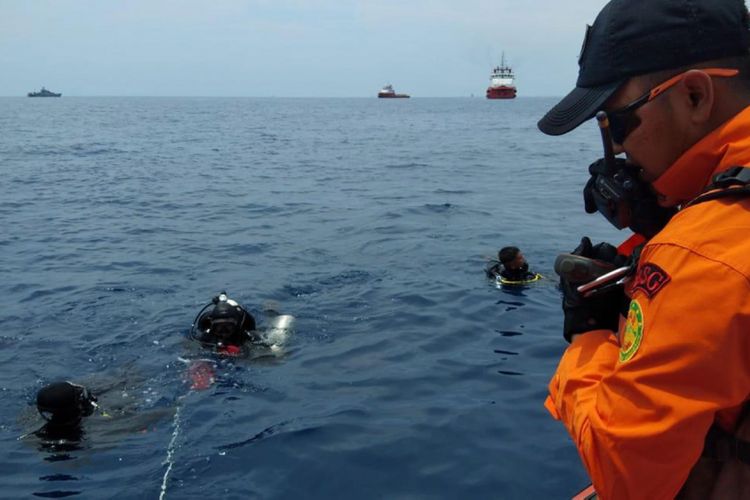 Personel Basarnas melakukan penyelaman untuk mencari korban pesawat Lion Air bernomor penerbangan JT-610 rute Jakarta-Pangkalpinang yang jatuh di laut utara Karawang, Jawa Barat, Senin (29/10/2018). 