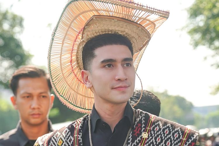 Verrell Bramasta mengenakan baju adat Nusa Tenggara Timur (NTT) saat menghadiri Upacara HUT Ke-80 RI di Istana Merdeka, Minggu (17/8/2025).