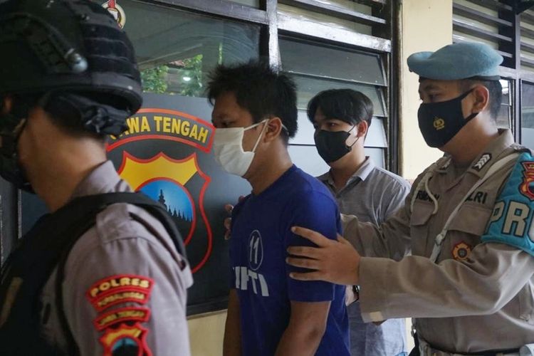 Polisi mengamankan ASP (38) guru seni musik sebuah SMP di Purbalingga, Jawa Tengah yang diduga mencabuli tujuh siswanya berulang kali hingga lulus, Jumat (2/3/2022).