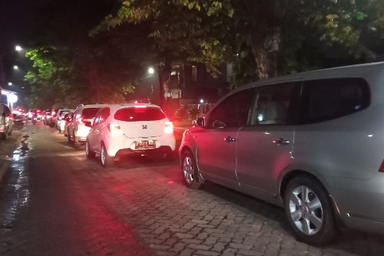 Jalur keluar Perumahan Bukit Nusa Indah Ciputat macet pada Jumat (23/9/2022). Pukul 21.00 WIB, hingga radius ratusan meter mobil masih terjebak macet. 