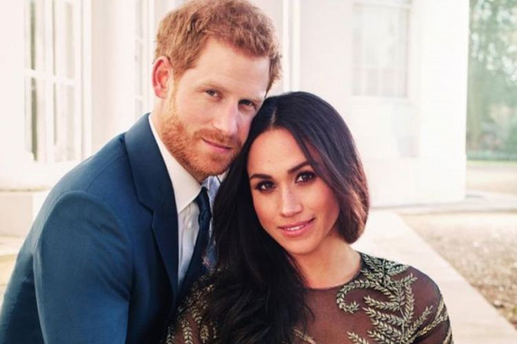 foto pertunangan Meghan dan Harry dengan gaun Ralph & Russo