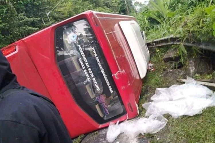 Bus rombongan WKI GMIM Winenet Bitung mengalami kecelakaan di Sonder, Minahasa, Sulut, Jumat (26/5/2023).