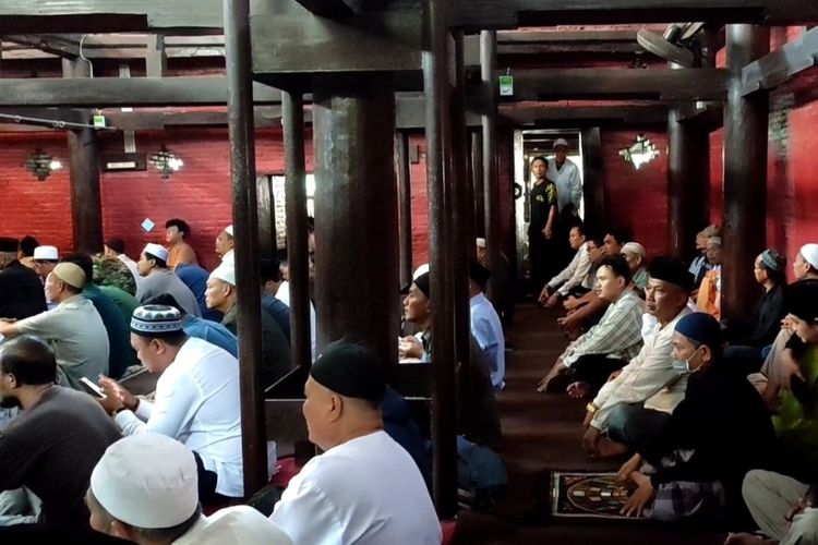 Suasana Masjid Agung Sang Cipta Rasa Keraton Kasepuhan Cirebon  
