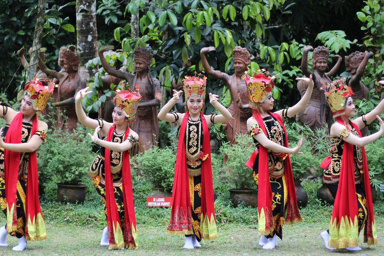 Para penari Gandrung di Taman Gandrung Terakota.