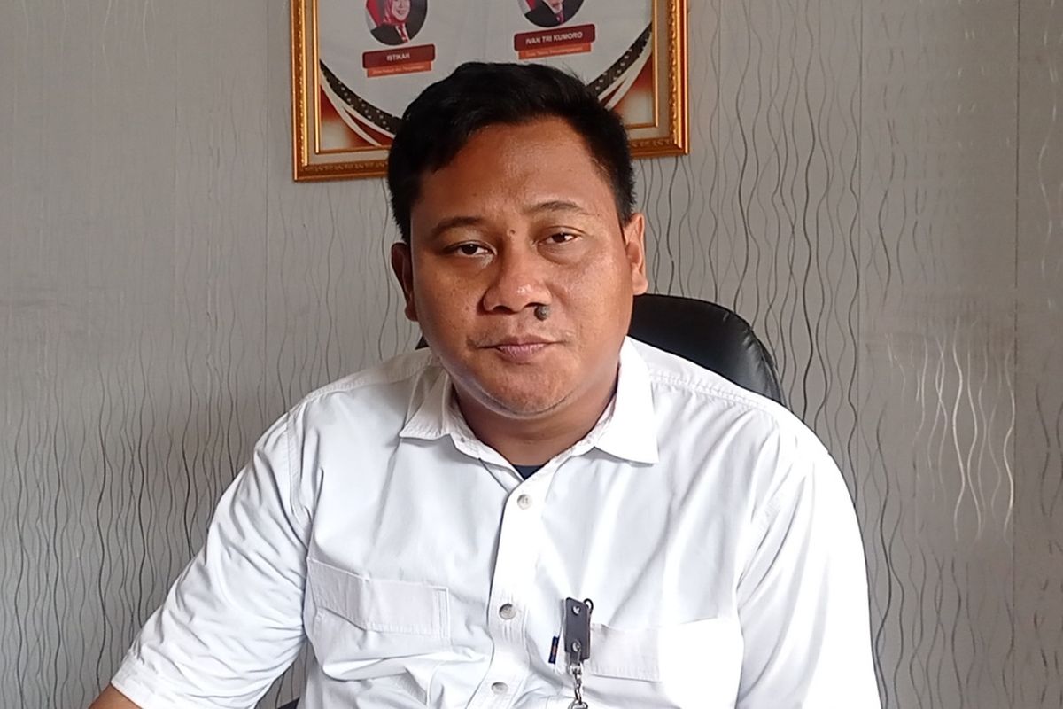 Ketua KPU Kabupaten Magetan Noviano Suyide. Hari pertama pembukaan pendaftaran pasangan calon Bupati dan Wakil Bupati Magetan dalam Pilkada 2024 KPU ml Magetan menerima konfirmasi 3 pasangan calon yang akan mendaftar dihari yang berbeda.