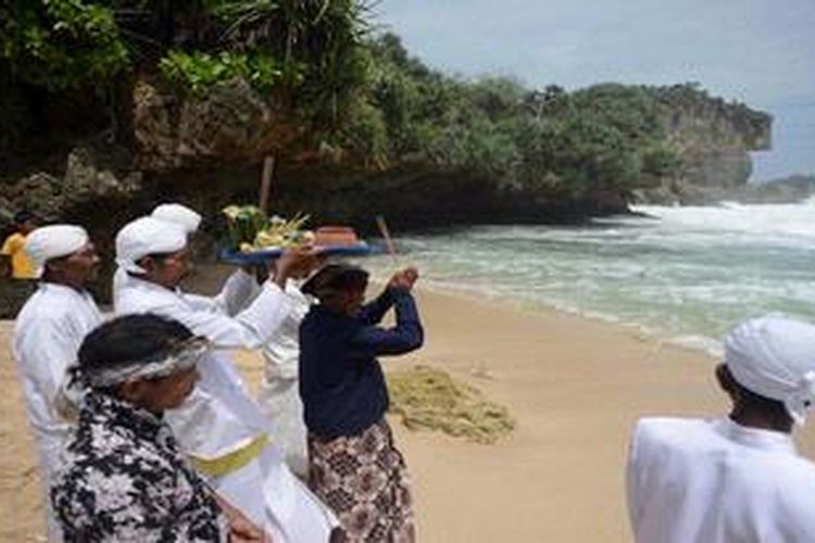 Ilustrasi: Umat Hindu mengikuti upacara Melasti di Pantai Ngobaran, Gunung Kidul, DI Yogyakarta, Senin (25/2/2013). Upacara tersebut merupakan simbol pembersihan Buana Agung (alam semesta) dan Buana Alit (diri pribadi) menjelang Hari Raya Nyepi 1935 Saka.

