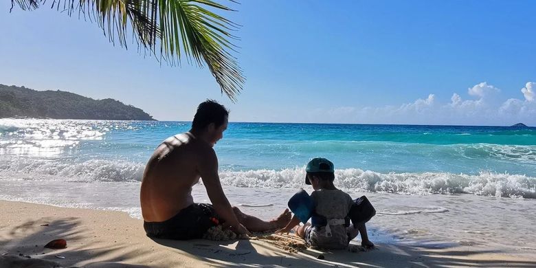 Rex Yang (kanan) dan keponakannya George menikmati keindahan pantai di pulau La Digue.