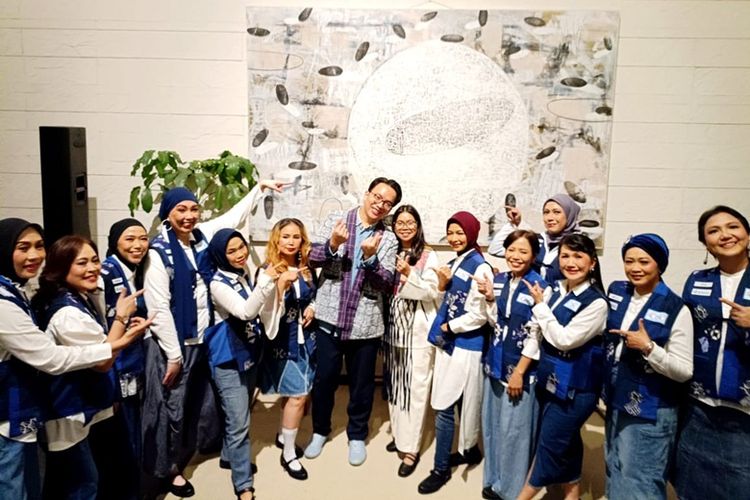 Perancang busana Adrie Basuki berfoto bersama sejumlah Patient Navigator CISC dengan rompi baru yang didesain dengan bahan ramah lingkungan.