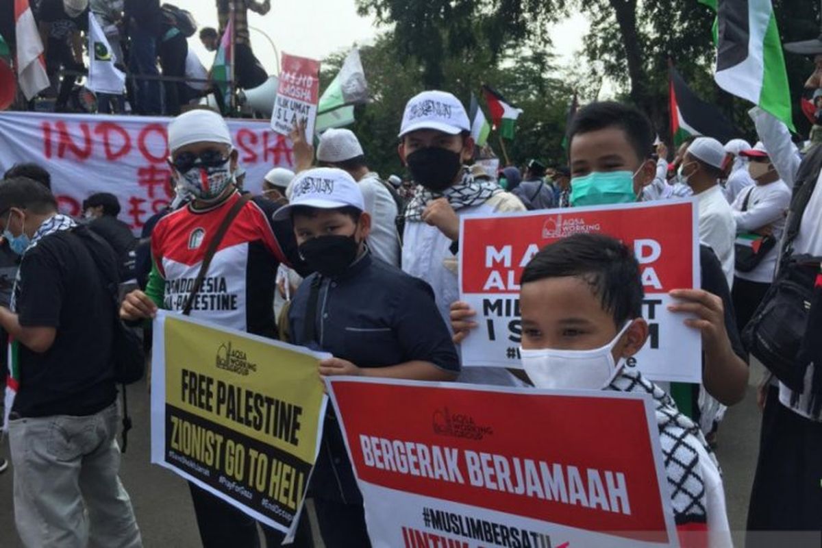 Sejumlah anak-anak ikut dalam aksi Bela Palestina di depan Kantor Kedutaan Besar Amerika Serikat, Jalan Medan Merdeka Selatan, Jakarta Pusat, Jumat (21/5/2021) siang. Mereka ikut aksi itu karena diajak oleh orang tuanya.