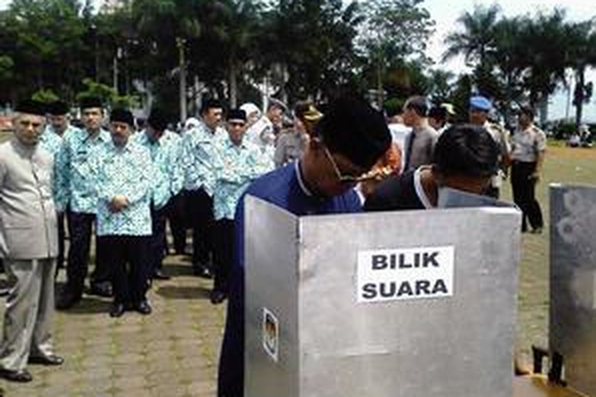 Simulasi pelaksanaan pemilu di Soreang, Selasa (17/2). Terlihat ukuran surat suara yang lebih lebar tak bisa dengan leluasa di bukan oleh pemilih di dalam bilik suara berukuran standar.