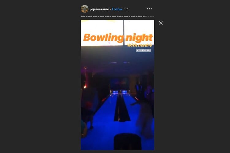 Donna Harun bermain bowling bersama putranya, Jeje Soekarno, di sela resepsi pernikahannya di Uluwatu, Bali, Sabtu (27/7/2019) malam.