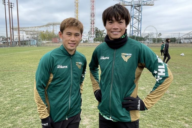 Junki Koike (kanan) di tengah sesi latihan Tokyo Verdy.