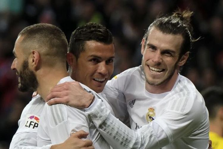 Tiga pemain bintang Real Madrid, Karim Benzema (kiri), Cristiano Ronaldo (tengah, dann Gareth Bale, merayakan gol ke gawang Sevilla, pada laga La Liga di Stadion Santiago Bernabeu, Minggu (20/3/2016) waktu setempat.