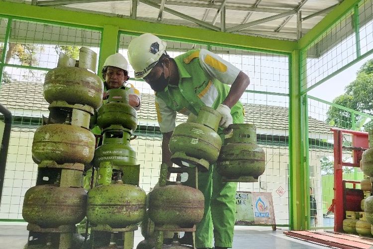Petugas menata tabung gas LPG ukuran 3 kg usai diturunkan dari truk di pangkalan gas LPG di wilayah Kelurahan Kaligangsa, Kecamatan Margadana, Kota Tegal, Jawa Tengah, Kamis (30/3/2023)