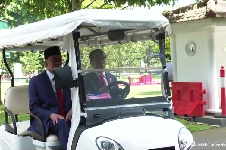 Presiden Joko Widodo menyopiri Perdana Menteri Malaysia Anwar Ibrahim berkeliling Kebun Raya Bogor, Senin (9/1/2023).